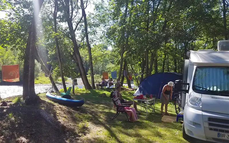 emplacement tente camping bord de rivière vallée Dordogne Lot